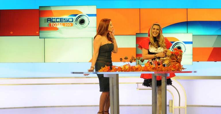 Apresentadora Isa Souza participa de programa fazendo comidas para o Halloween