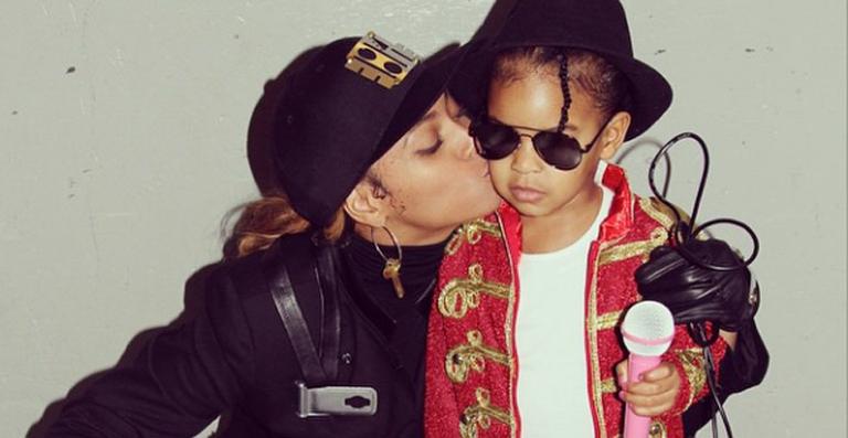 Beyoncé veste a filha com fantasia de Michael Jackson
