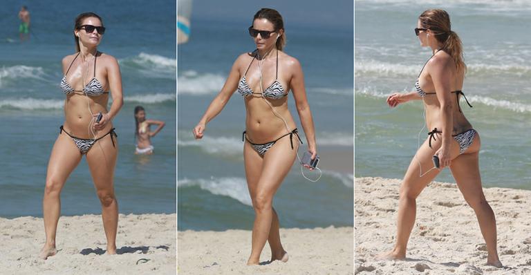 Em dia de praia, Rita Guedes exibe boa forma usando biquíni com estampa animal