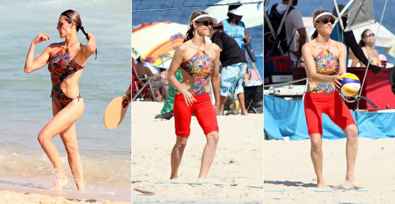 Fernanda Lima dispensa look tradicional e vai à praia de maiô no Rio de Janeiro