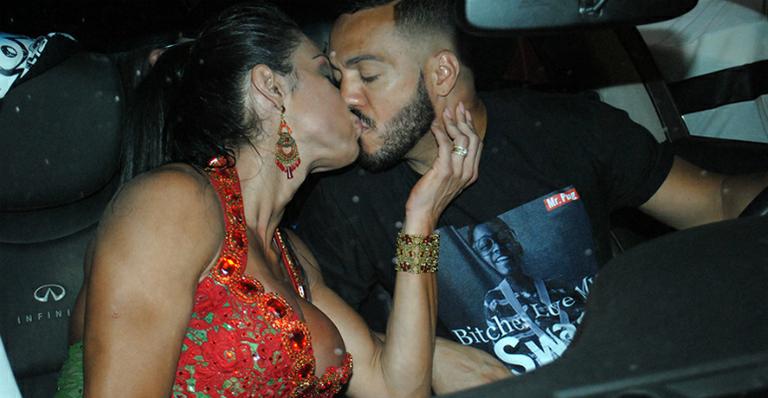 Belo e Gracyanne Barbosa se beijam em ensaio para o Carnaval