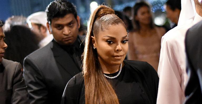 Com quilinhos a mais, Janet Jackson faz rara aparição pública