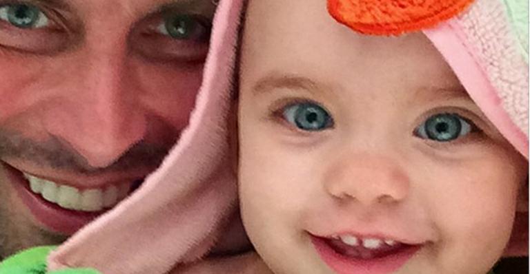 Henri Castelli paparica a filha, Maria Eduarda: “Depois do banho é só alegria”
