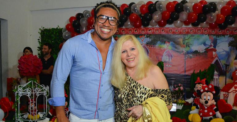 Após negar namoro, Vanusa vai com Sebah Vieira a festa em São Paulo