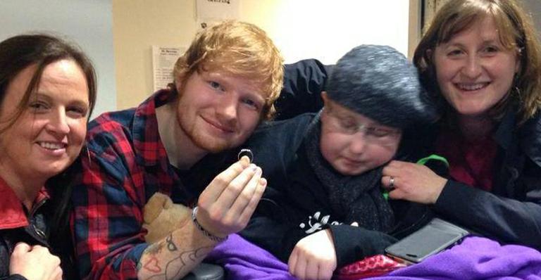 Cantor Ed Sheeran ‘se casa’ com fã com câncer cerebral