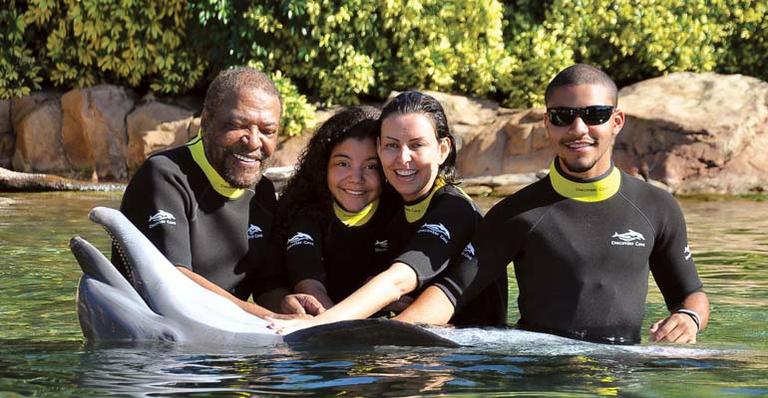 Martinho da Vila comemora aniversário da filha, Alegria, com família em Orlando