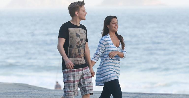 Recém-casados, Michel Teló e Thais Fersoza trocam beijos no Rio de Janeiro