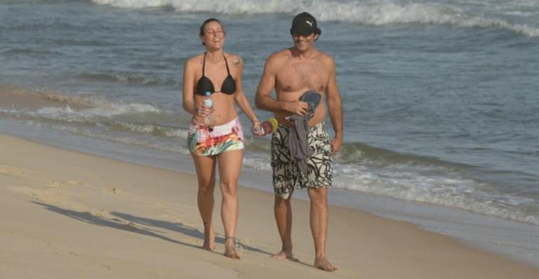 Mulher de Luciano Szafir, Luhanna Melloni exibe barriguinha de grávida na praia