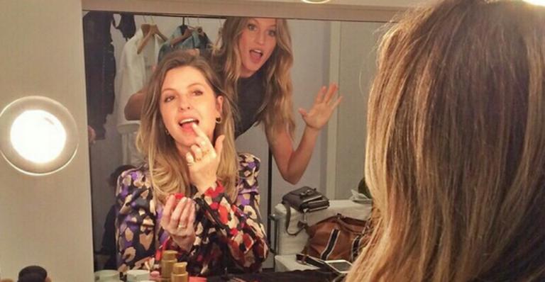 Photobomb: Gisele Bündchen se intromete na foto da irmã