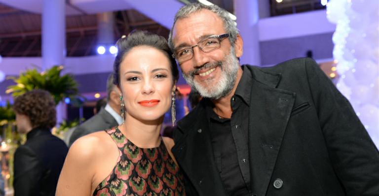 Andreia Horta e diretor de ‘Império’ trocam beijos no Rio