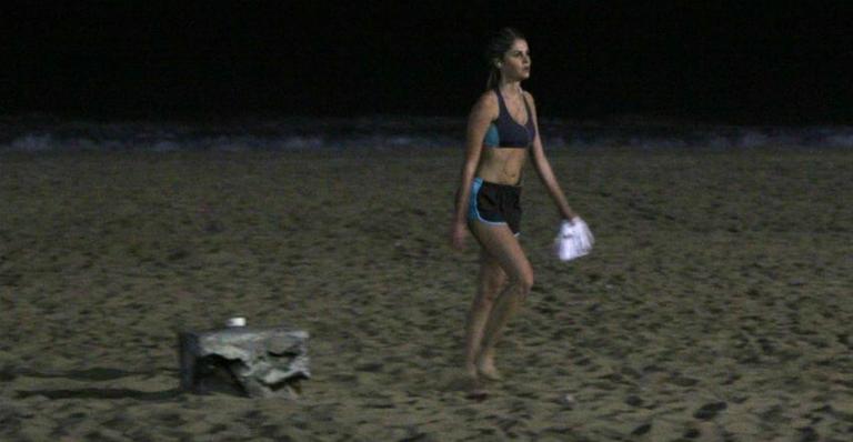 Bárbara Evans corre na praia durante a noite e mostra boa forma