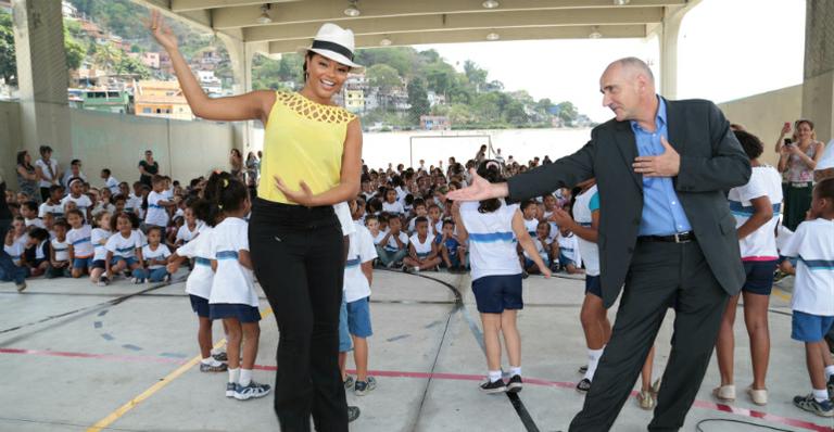 Juliana Alves: homenagem à Suíça em escola de samba