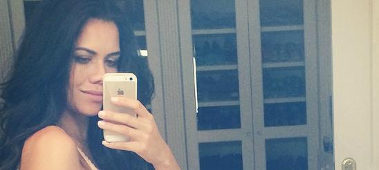 Só de sutiã, Daniela Albuquerque exibe barrigão de gestação em seu closet