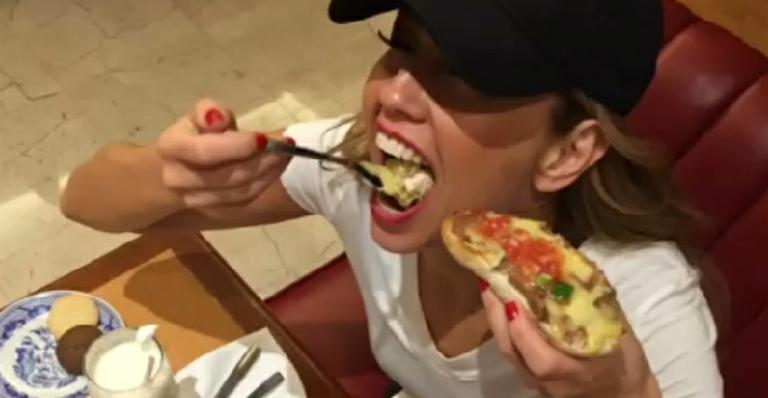 Thalía deixa dieta de lado e devora comidas calóricas em restaurante
