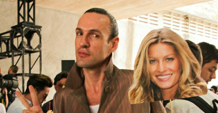 Dudu Bertholini se diverte com máscara de Gisele Bündchen