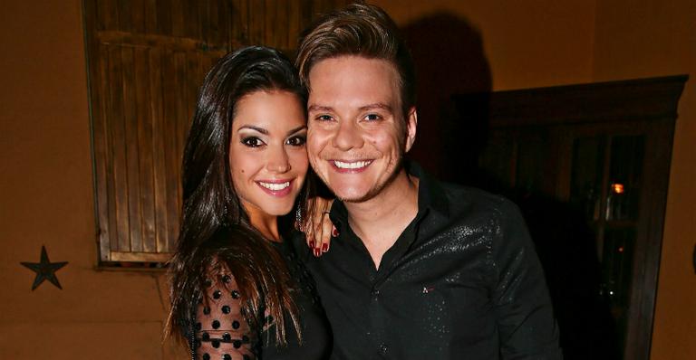 Michel Teló e Thais Fersoza fazem voo de asa delta no Rio; Assista!