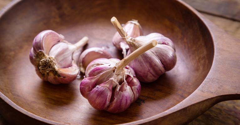 Aliado da dieta, Alho ajuda a emagrecer e desintoxica o corpo. Saiba como!