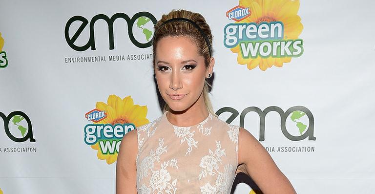 Ashley Tisdale coloca megahair e mostra selfies