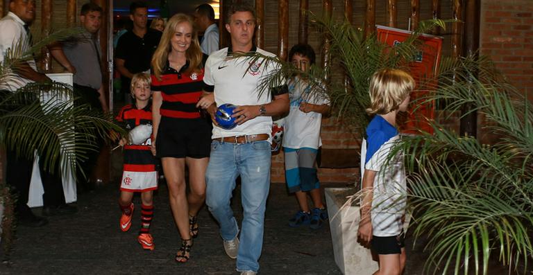 Angélica e Luciano Huck comemoram o aniversário de Benício no Rio