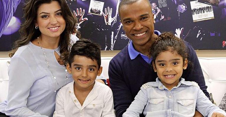 Alexandre Pires: carinho dos filhos em gravação na Globo