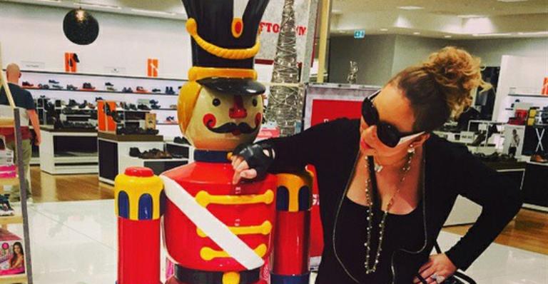 Mariah Carey leva a filha para escolher presente de Natal