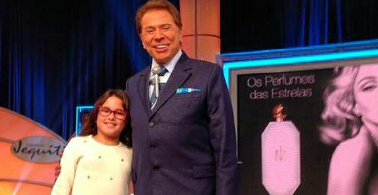 Silvio Santos posa com a neta, Amanda, no palco de seu programa