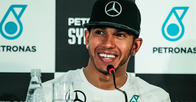 Lewis Hamilton ganha passaporte gigante de humoristas do Pânico