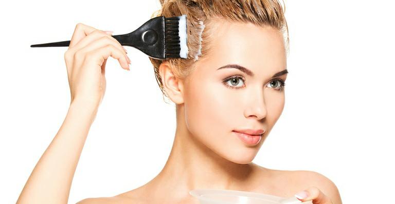 Como pintar o cabelo em casa: hairstylist dá dicas para evitar manchas