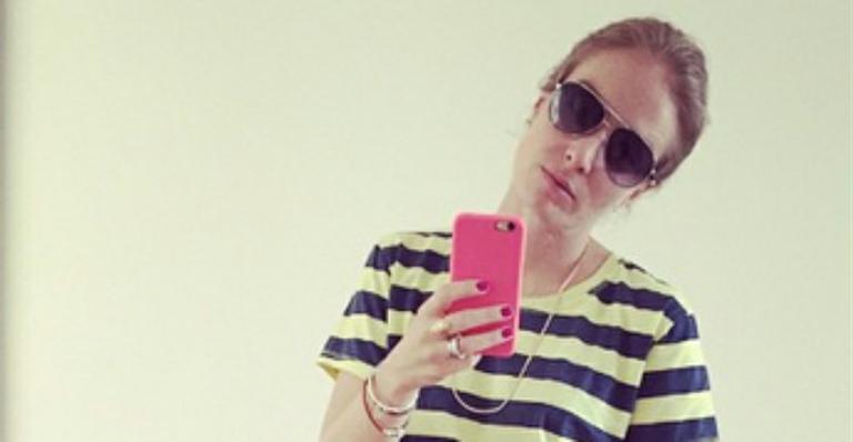 Angélica faz selfie no espelho e brinca: ‘Fazendo a blogueira’
