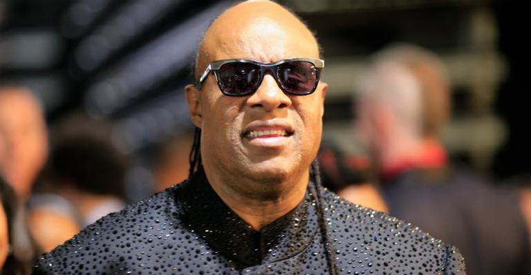 Stevie Wonder nega que será pai de trigêmeos: ‘Teremos uma filha’