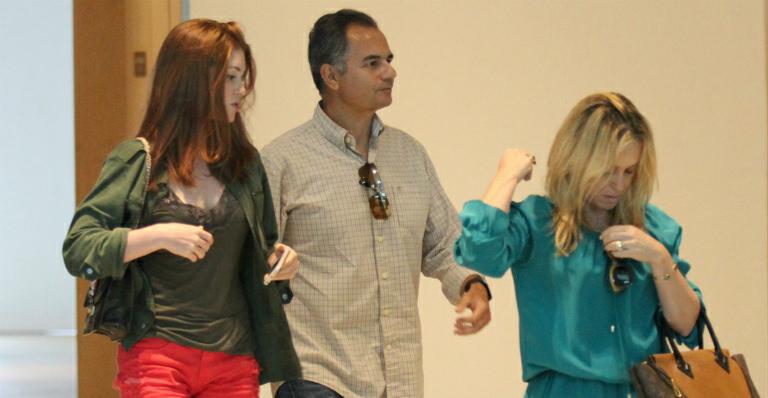 Marina Ruy Barbosa almoça com os pais em shopping carioca