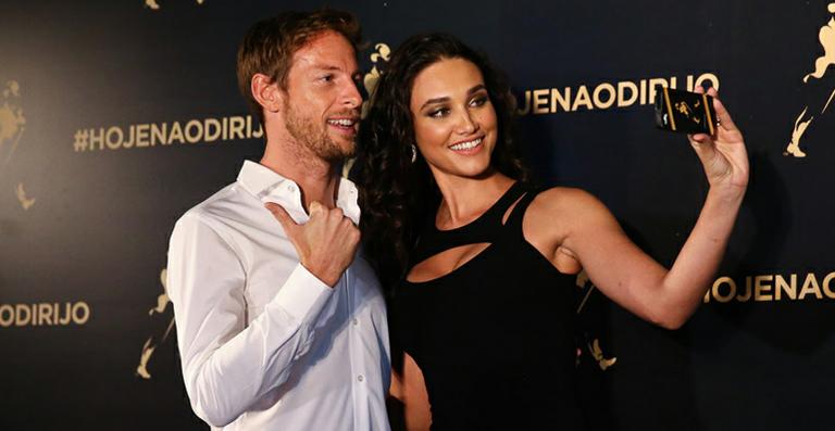 Débora Nascimento brilha em evento com o piloto Jenson Button