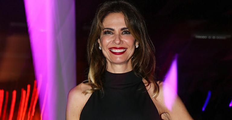 Luciana Gimenez confere desfile de Donatella Versace em SP