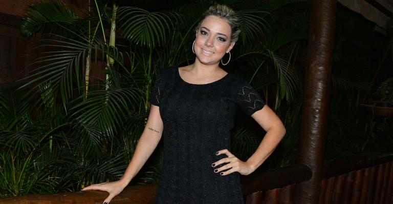 Carol Dantas curte show e exibe tatuagem que fez para o filho