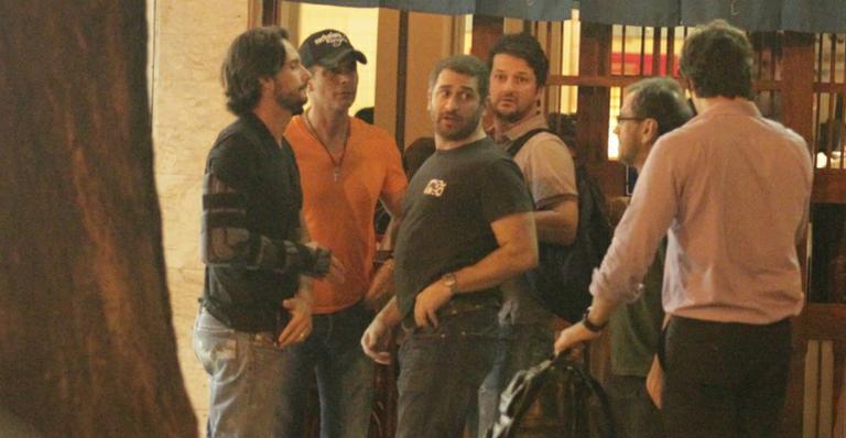 Com o braço imobilizado, Rodrigo Santoro janta com Marcelo Serrado no Rio