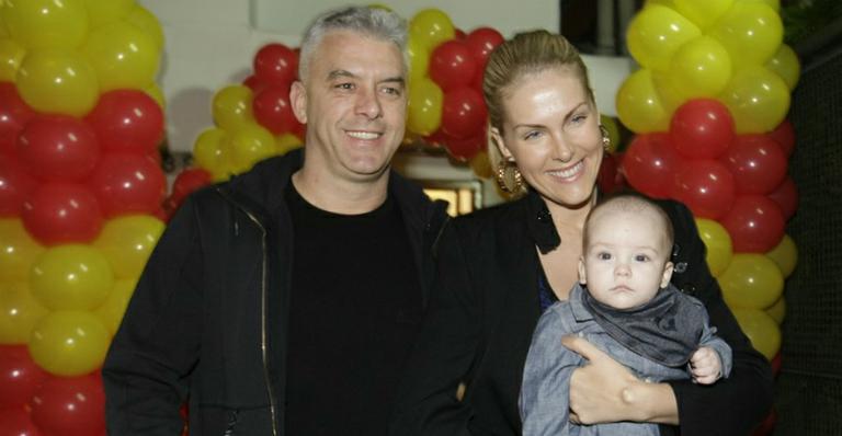 Filho de Ana Hickmann completa oito meses e ganha bolo de chocolate