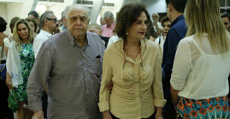 Rosamaria Murtinho vai à missa de 7º dia do filho de Jô Soares