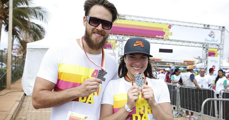Priscila Fantin e o marido participam de corrida e exibem boa forma