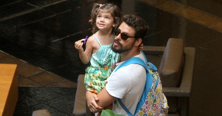 Grazi Massafera leva Sofia para passear com Cauã Reymond no shopping