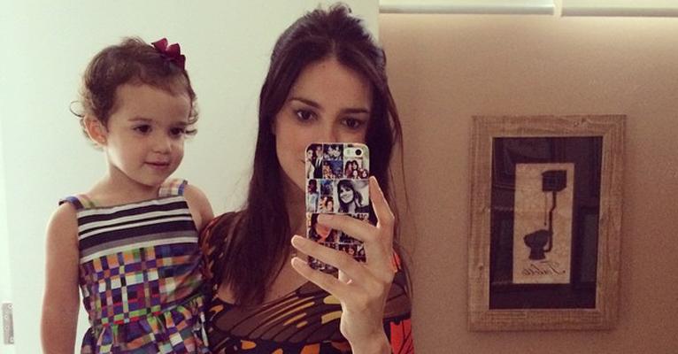 Aos 39 anos, Vera Viel exibe barriga sequinha enquanto segura a filha Helena