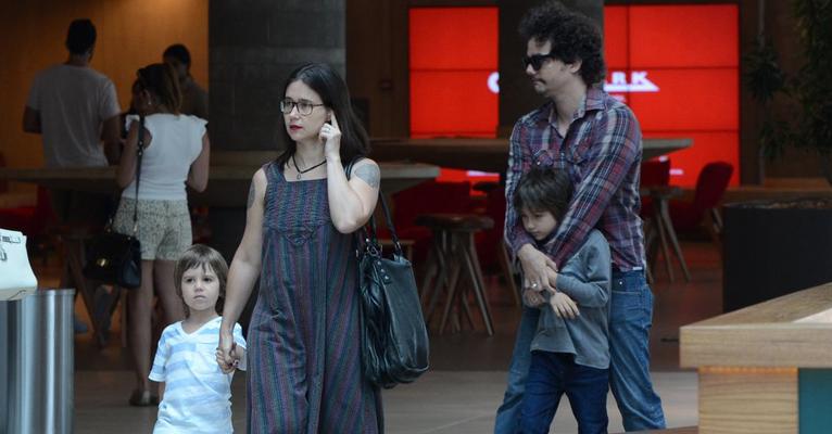 Wagner Moura passeia com os filhos e a mulher em shopping no Rio