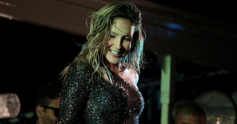 Claudia Leitte exibe pernas saradas com figurino curto em show em São Paulo