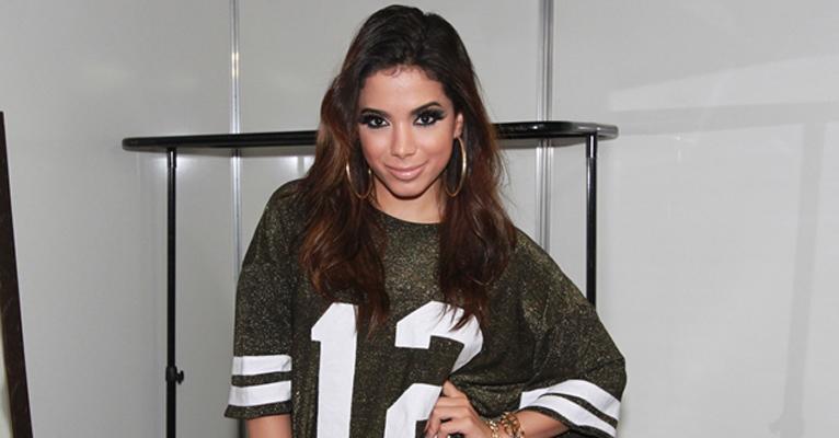 Anitta se empolga e faz pose sexy em show em São Paulo