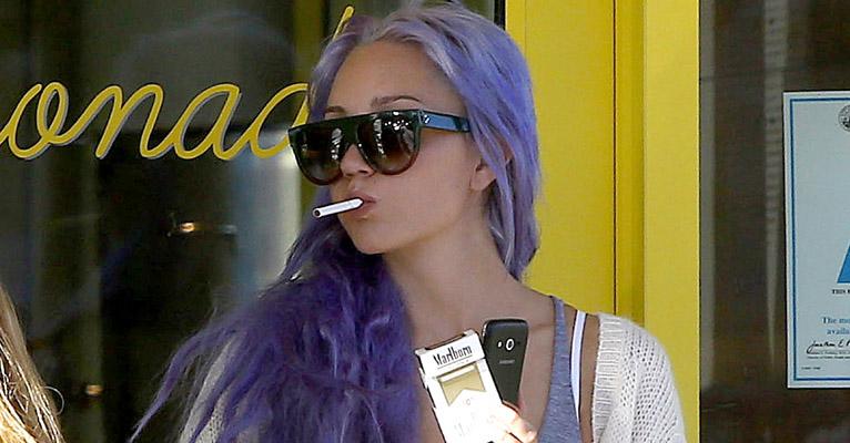 Sem ter onde morar, Amanda Bynes pinta o cabelo de roxo em salão das estrelas de Los Angeles