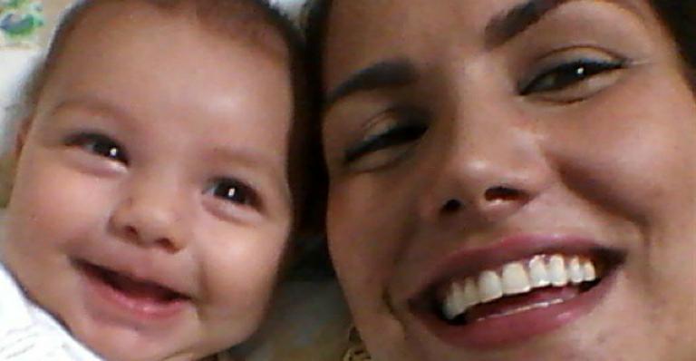 Fofura! Mariana Felício faz foto da filha, Anita, sorridente