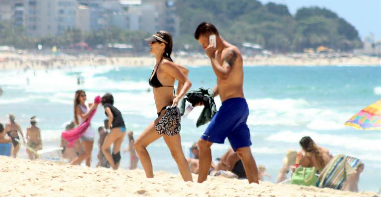 Fernanda Lima e Rodrigo Hilbert exibem boa forma na praia