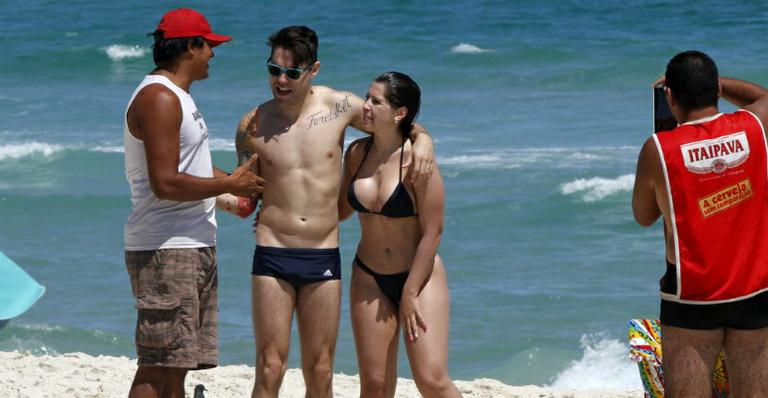 Lembra deles? Ex-BBBs Andressa e Nasser curtem praia no Rio