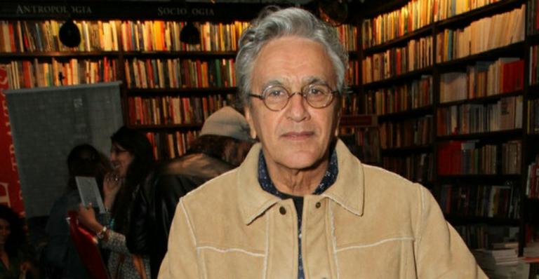 Em vídeo, Caetano Veloso dá bronca em equipe e ensina como usar a crase