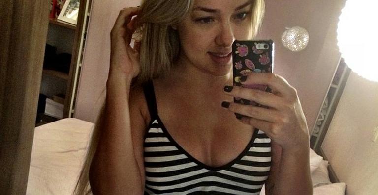 Carol Dantas publica foto com roupa curtinha e ganha elogios