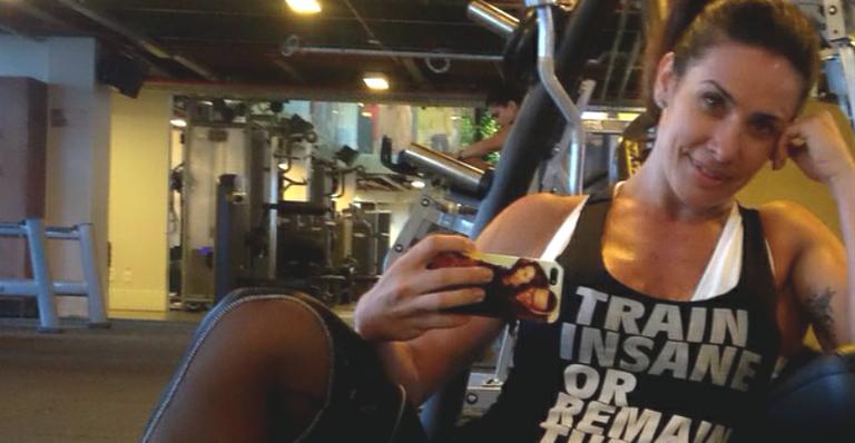 Aos 41, Scheila Carvalho exibe barriga sarada na academia
